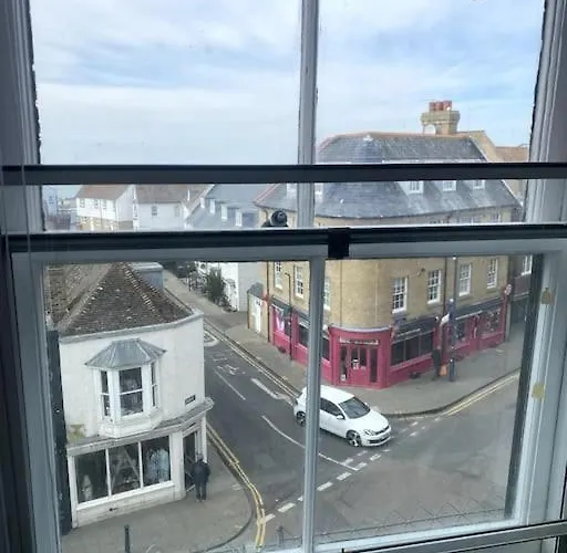 Top Floor Flat On Harbour Street With Sea Views
