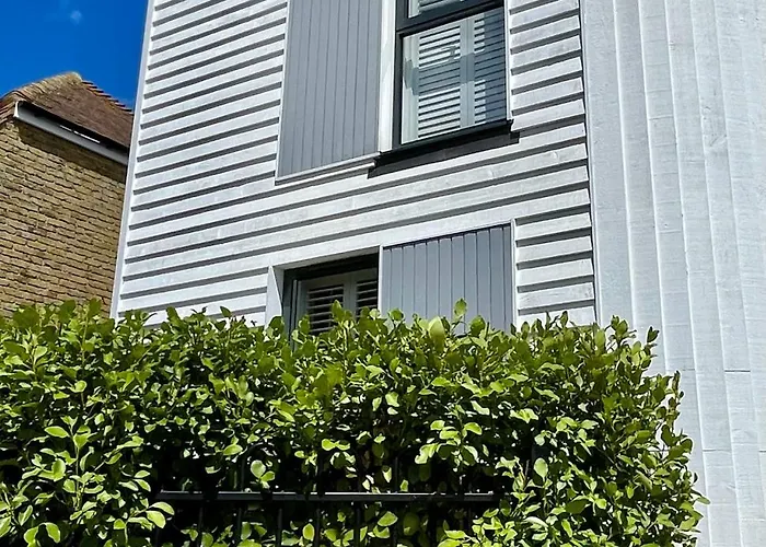Salt Yard 2 - Stylish Whitstable Cottage - Free Parking - Beach - Harbour