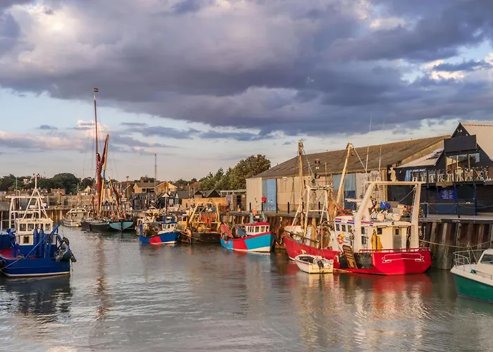 Salt Yard 2 - Stylish Whitstable Cottage - Free Parking - Beach - Harbour